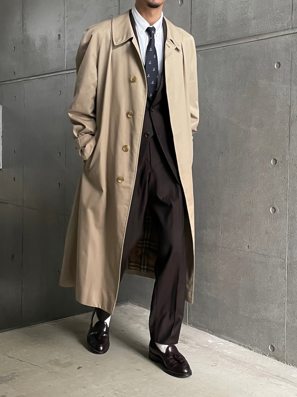 「今日のコーデ、シンプルコーデ、大人カジュアル、トラッドスタイル、バーバリー、ステンカラーコート」｜「BURBERRYのアイテム（ステンカラーコート、ベージュ系）」を使った、minimal +αさん（メンズ・173cm）の秋コーディネートの1枚目の写真