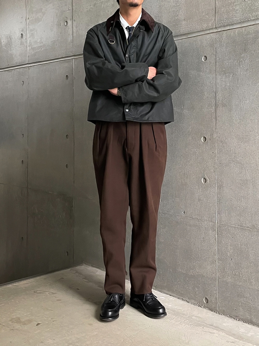 「だから秋服が好き、オーバーサイズ、おしゃれさんと繋がりたい、秋服、シンプルコーデ、秋服準備はじめました、ブラウンパンツ、ブラウンコーデ、barbour、Barbour、バブアー、neat、jmweston、革靴、古着コーデ」｜「NEATのアイテム（スラックス、ブラウン系）」を使った、minimal +αさん（メンズ・173cm）の秋コーディネートの1枚目の写真