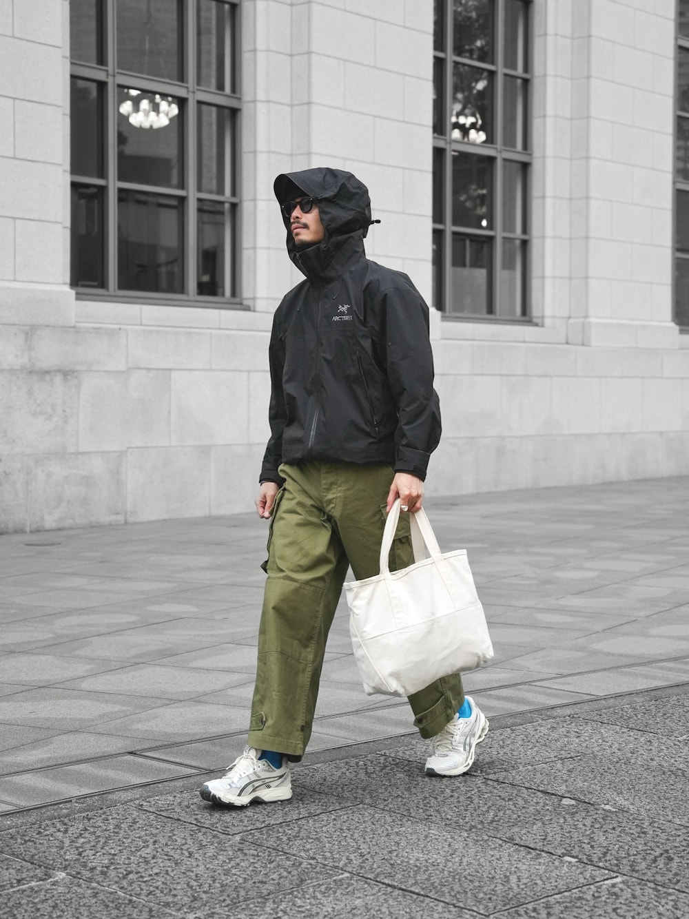 「秋っぽコーデ更新中、休日スタイル、古着MIX、テックウェア、カーゴパンツ、M47、LL.Bean、トートバッグ、初秋コーデ、asics、アシックス、秋服準備はじめました、ワイドパンツ」｜「ARC'TERYXのARC’TERYX / BETA AR Jacket（マウンテンパーカー、ブラック系）」を使った、minimal +αさん（メンズ・173cm）の秋コーディネートの1枚目の写真