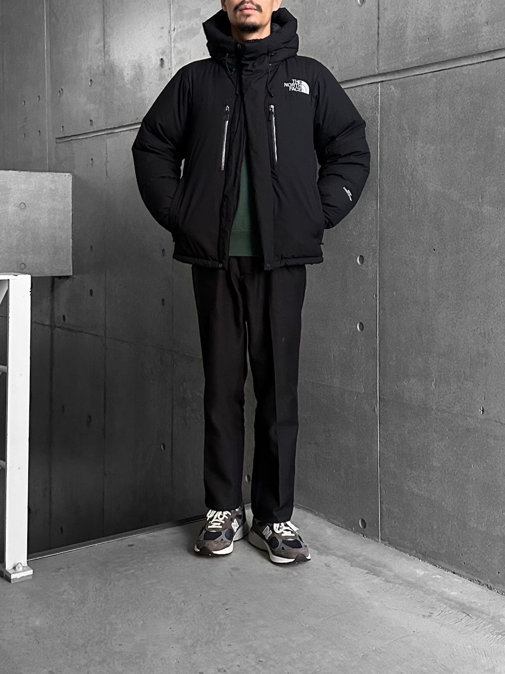 デニムパンツ（ブラック系）を使った「ニューバランス993」の人気