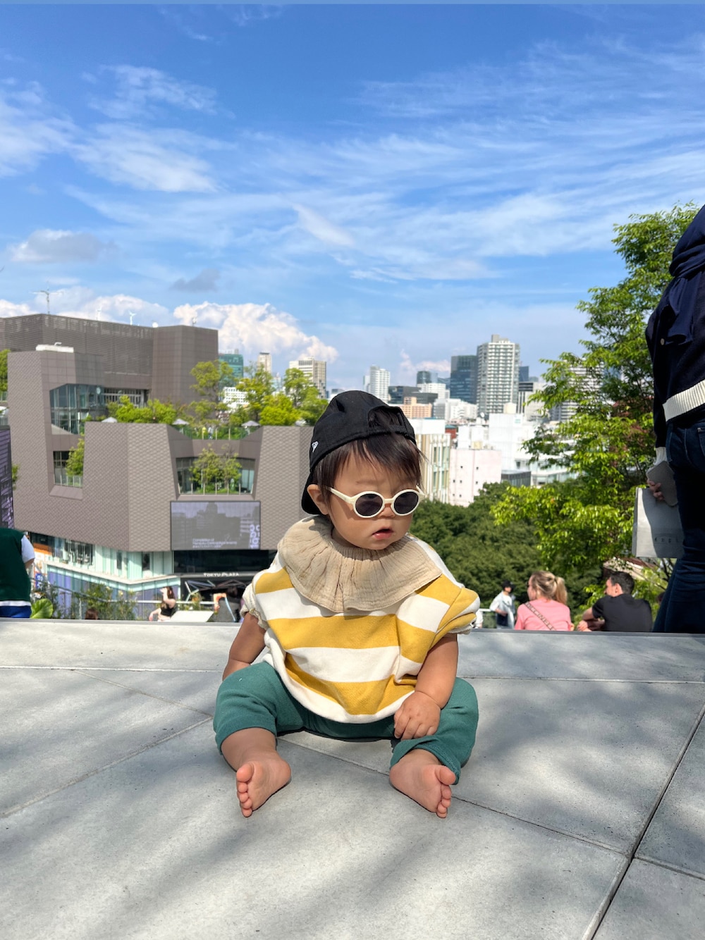 「海外子供服、ziggyzaza、IZIPIZI、ニューエラ、ベビーコーデ、ベビー、ベビーファッション、ベビー服、男の子、男の子コーデ、男の子ベビー、男の子ファッション、生後11ヶ月、むすこーで、むすこふく」｜「ziggyzazaのアイテム（ママ＆ベビー、イエロー系）」を使った、KAHOさん（レディース・170cm）の秋コーディネートの1枚目の写真