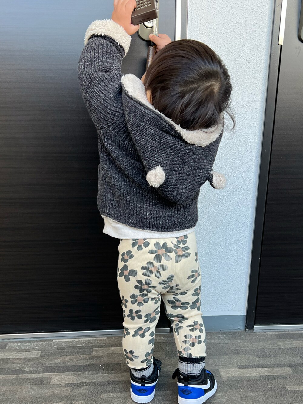 「冬コーデ、冬服、ボアジャケット、ボア、GAP、GAPbaby、ZARA、ZARA KIDS、ベビーコーデ、ベビー、ベビーファッション、ベビー服、男の子、男の子コーデ、男の子ファッション」｜「GAPの裏ボアくまさんカーディガン (ベビー)（その他アウター、グレー系）」を使った、KAHOさん（レディース・170cm）の春コーディネートの1枚目の写真