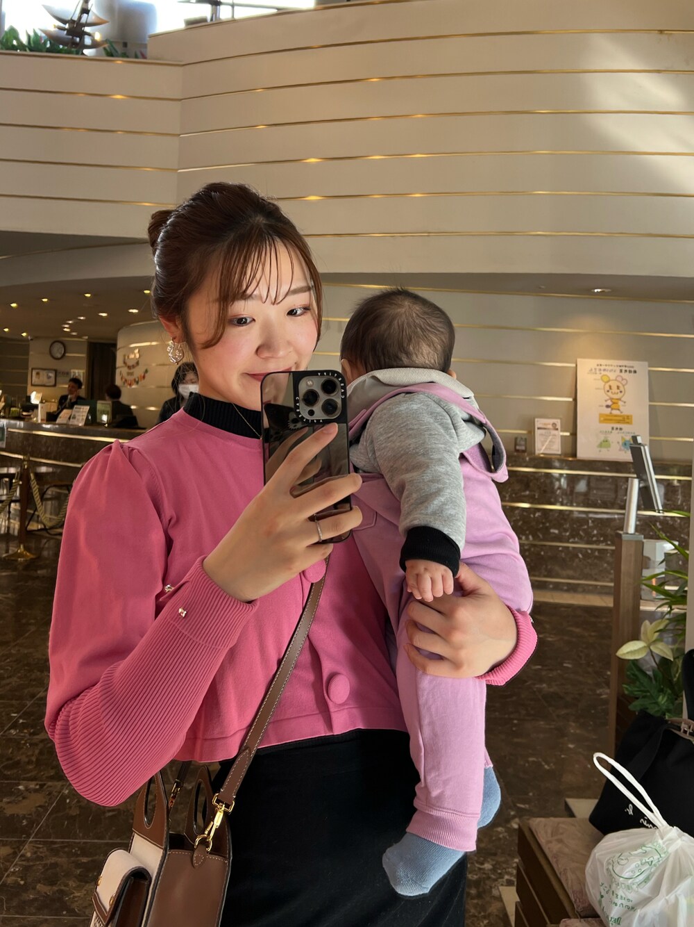 「冬を彩る色いろコーデ、大人かわいい、休日スタイル、大人コーデ、スカートスタイル、ママファッション、ママコーデ、ママ＆息子、TINA:JOJUN、ピンク、ピンクコーデ、リンクコーデ、ベビーコーデ、ノースフェイスベビー、生後5ヶ月」｜「TINA：JOJUNのくるみ釦付き パフスリーブカーディガン TINA：JOJUN（カーディガン/ボレロ、ピンク系）」を使った、KAHOさん（レディース・170cm）の冬コーディネートの1枚目の写真