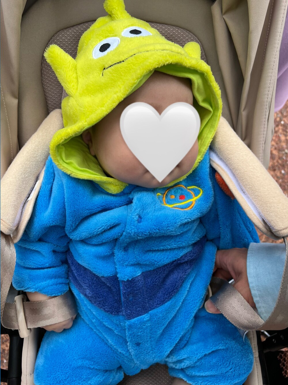 「ディズニーコーデ、ディズニー、ディズニーランド、ディズニーハロウィン、ハロウィン、仮装ディズニー、仮装、リトルグリーンメン、ベビーコーデ、ベビー、ベビーファッション、むすこーで、むすこふく、男の子ベビー、生後3ヶ月」｜「西松屋のアイテム（ママ＆ベビー、ブルー系）」を使った、KAHOさん（レディース・170cm）の秋コーディネートの1枚目の写真