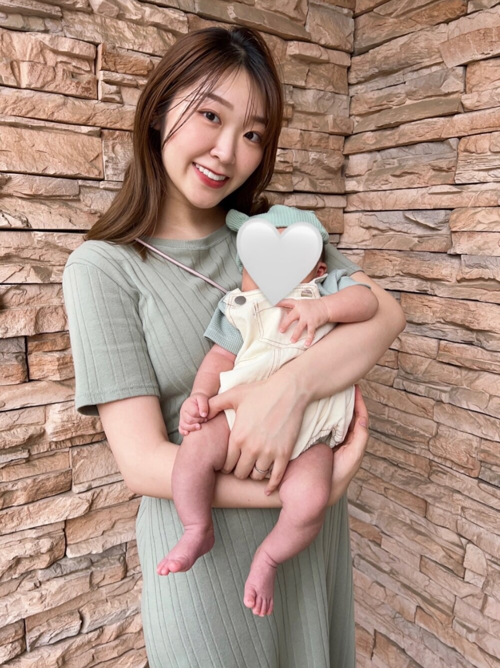 「大人かわいい、リンクコーデ、ママコーデ、ママファッション、ママ＆息子、息子コーデ、むすこーで、男の子コーデ、男の子ママ、男の子ベビー、男の子ファッション、緑、グリーン、グリーンコーデ、生後1ヶ月」｜「COCO DEALのアイテム（ワンピース/ドレス、グリーン系）」を使った、KAHOさん（レディース・170cm）の秋コーディネートの1枚目の写真