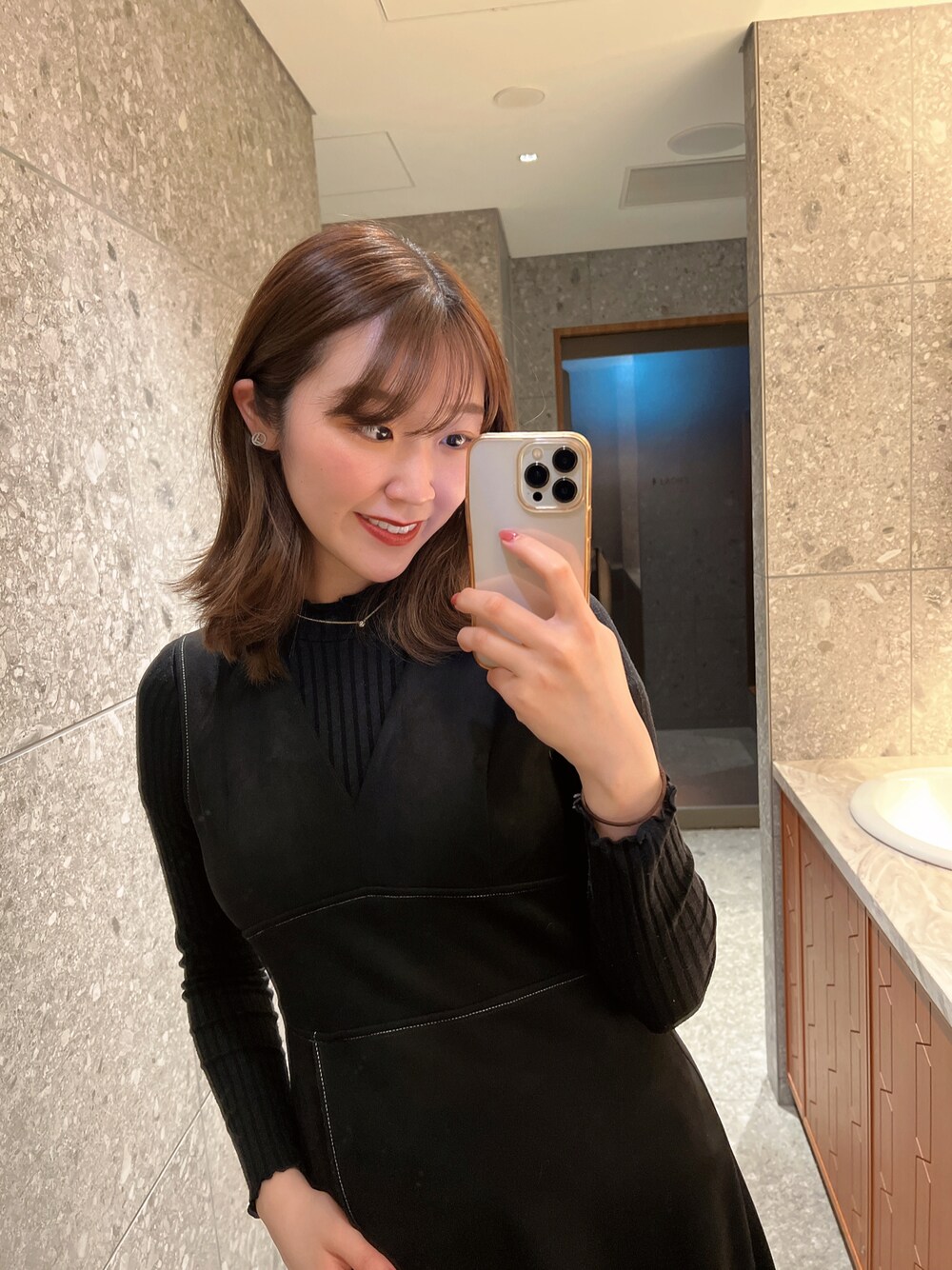 「ほめられ本命コーデ、オトナ女子、ラクチンコーデ、きれいめカジュアル、大人カジュアル、ワントーンコーデ、オトナカワイイ、スカートスタイル、ロングスカート、ブラックコーデ、オールブラック、休日コーデ、ワンピース、ZARA、FENDI」｜「ZARAのアイテム（ワンピース/ドレス、ブラック系）」を使った、KAHOさん（レディース・170cm）の冬コーディネートの1枚目の写真