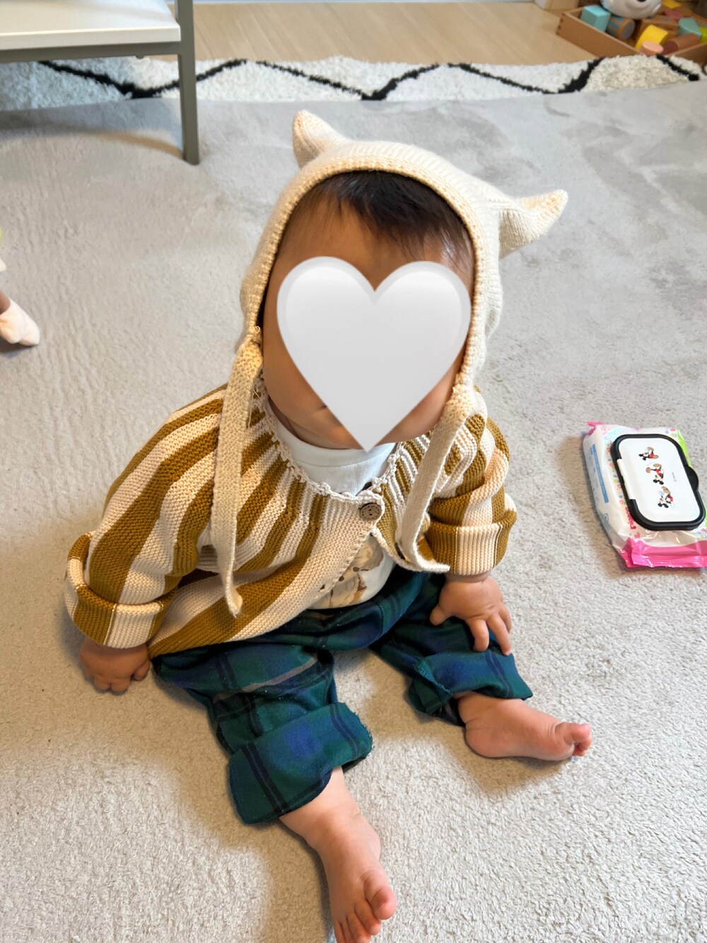 ベージュ系のママ＆ベビー、その他のママ＆ベビー、グリーン系のママ＆ベビーを着用したレディースの春コーディネートの1枚目の写真