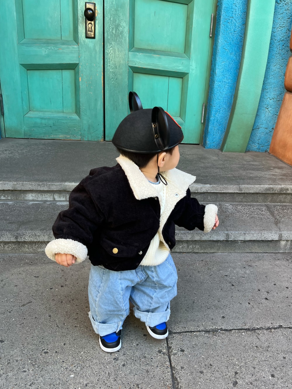 「ディズニーコーデ、ディズニー、ディズニーランド、デニムパンツ、白ニット、白ニット×デニム、ボアジャケット、ベビーコーデ、ベビー服、男の子、男の子ベビー、むすこーで、むすこふく、海外子供服、1歳6ヶ月」｜「ziggyzazaのアイテム（デニムパンツ、ブルー系）」を使った、KAHOさん（レディース・170cm）の春コーディネートの1枚目の写真