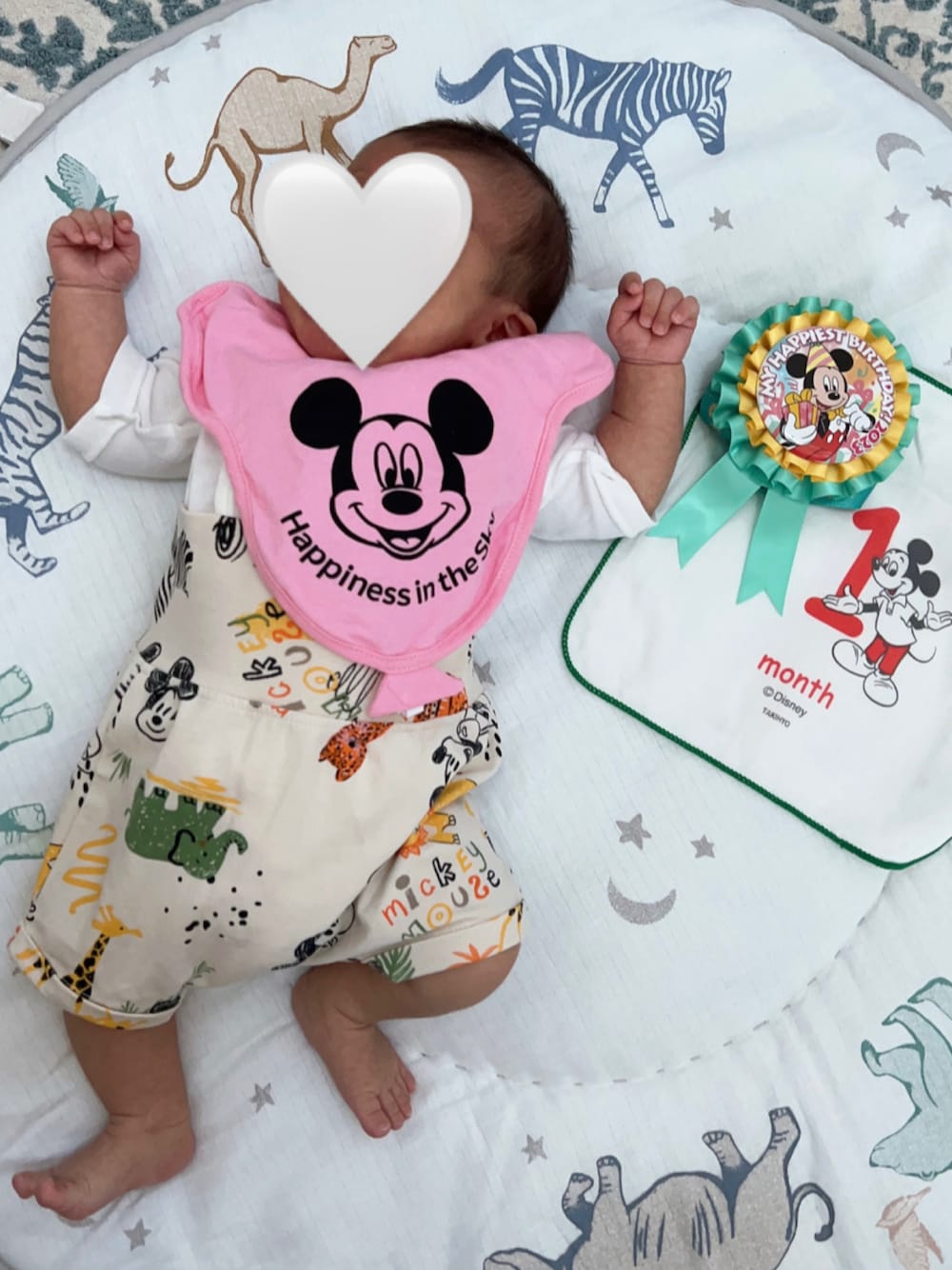 「ベビーコーデ、ベビー、ベビーファッション、ベビー服、ディズニーコーデ、ディズニーベビー、H&M、H&M baby、男の子ベビー、男の子コーデ、生後1ヶ月」｜「Disneyのアイテム（スタイ/よだれかけ、ピンク系）」を使った、KAHOさん（レディース・170cm）の秋コーディネートの1枚目の写真