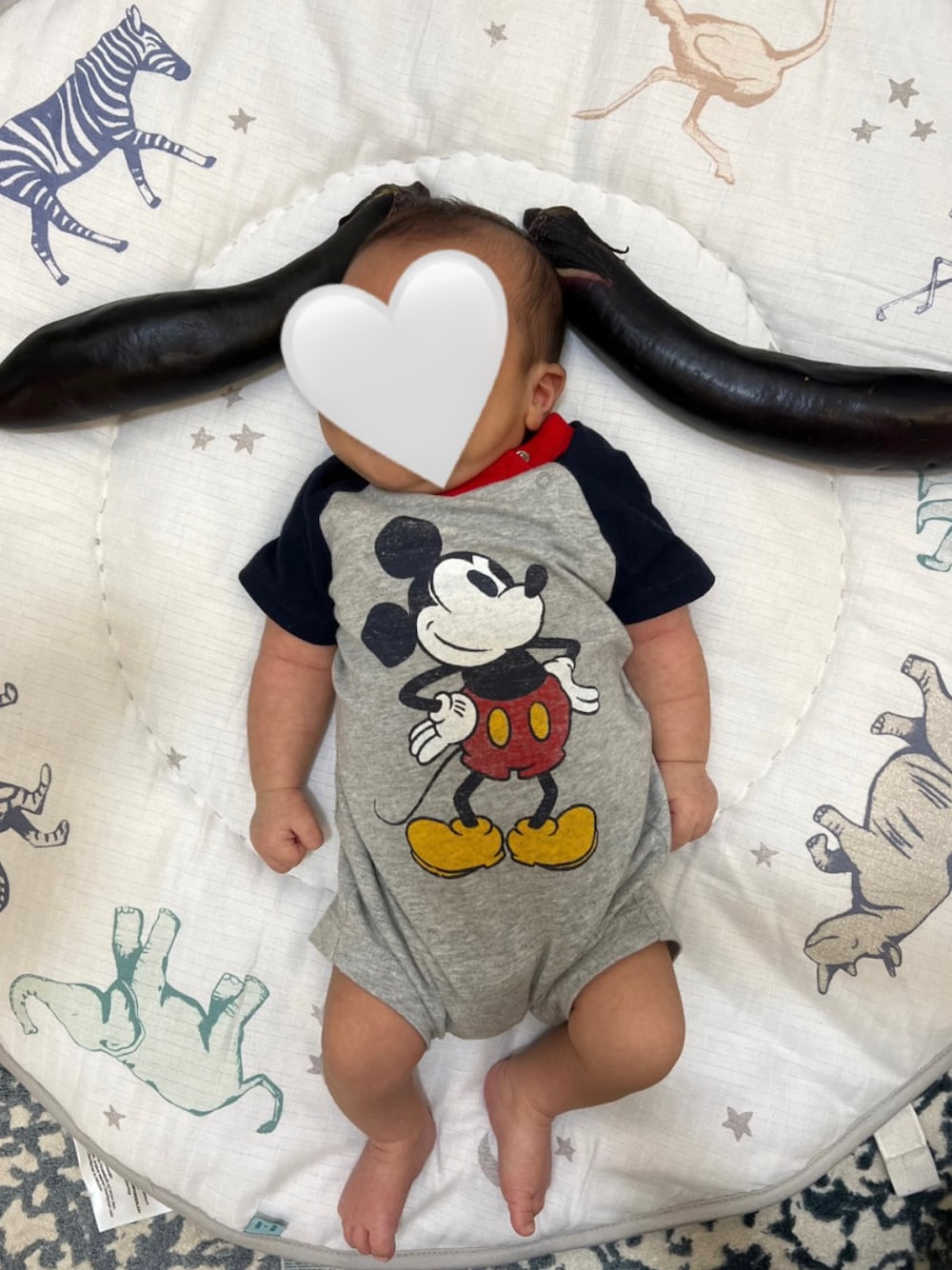 「ベビーコーデ、ベビー、ベビーファッション、ベビー服、ベビーギャップ、babygap、ミッキー、ディズニーベビー、男の子ベビー、男の子コーデ、生後1ヶ月」｜「babyGAPのアイテム（ママ＆ベビー、グレー系）」を使った、KAHOさん（レディース・170cm）の秋コーディネートの1枚目の写真