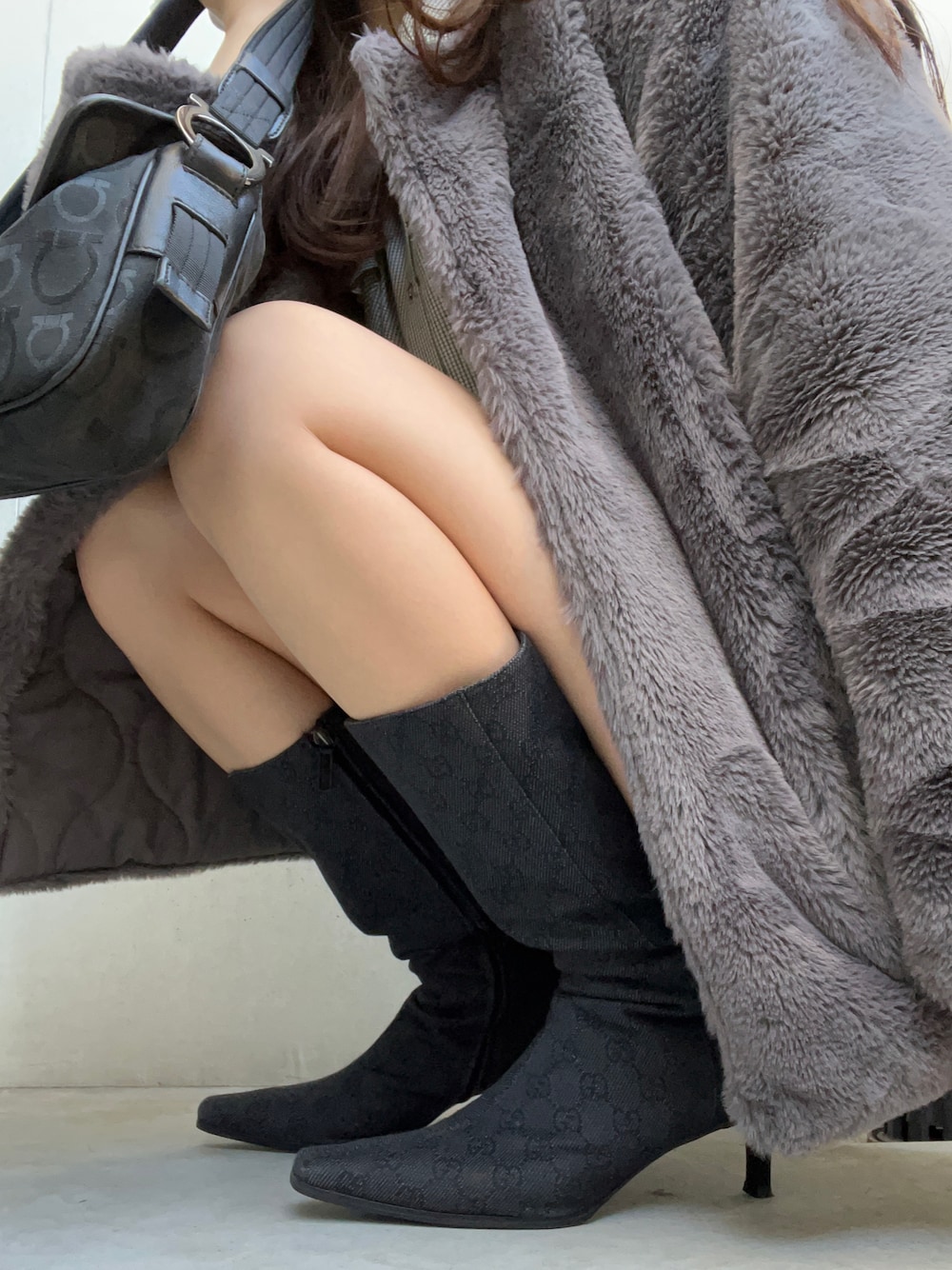 「大人コーデ、春コーデ、大人カジュアル、大人かわいい、高身長女子、メンズライク、ファーコート、足元くら部、足長効果、ブーツスタイル、トートバッグ、ミニバック、Mila Owen、GUCCI、salvatoreferragamo」｜「GUCCIのアイテム（ブーツ、ブラック系）」を使った、KAHOさん（レディース・170cm）の春コーディネートの1枚目の写真