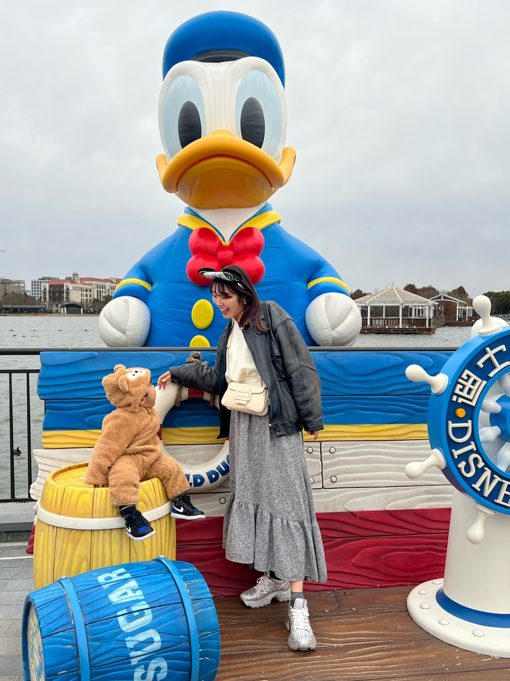 「海外旅行、旅行コーデ、旅行、上海ディズニー、ディズニーコーデ、ディズニー、おやこーで、男の子ママ、ママコーデ、ママ＆息子、男の子、ダッフィー、ダッフィーコーデ、男の子コーデ、1歳7ヶ月」｜「Louereのツイード裾フレアスカート（スカート、グレー系）」を使った、KAHOさん（レディース・170cm）の夏コーディネートの1枚目の写真