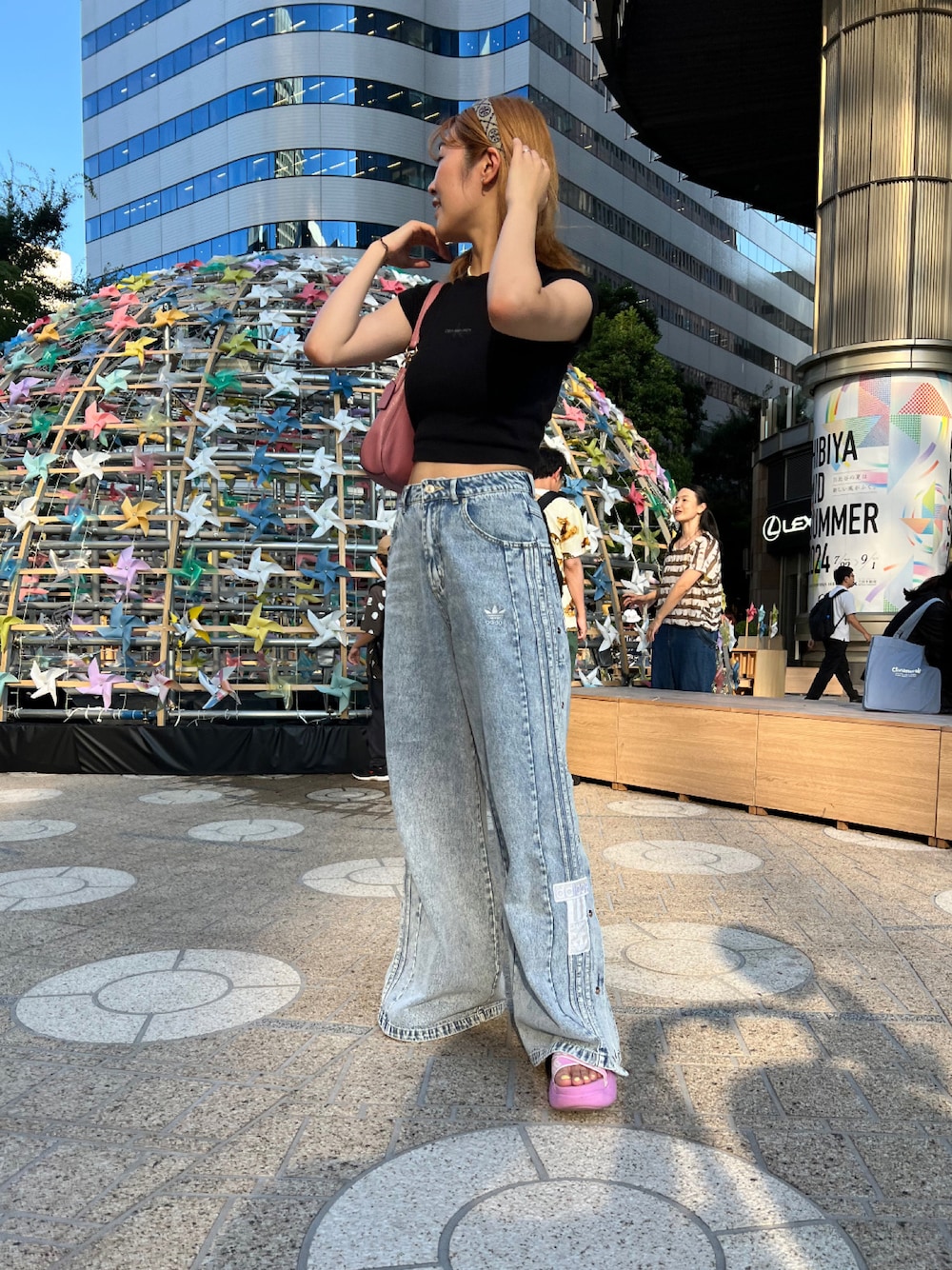 「addidas、アディダス、デニム、スリットパンツ、カルバンクライン、Calvin Klein、トップス、ショート丈トップス、お出かけコーデ、おしゃれさんと繋がりたい、アディダスオリジナルス、ママコーデ、ママファッション、高身長、夏コーデ」｜「Calvin Kleinのモノグラム ロゴ ベイビーTシャツ（Tシャツ/カットソー、ブラック系）」を使った、KAHOさん（レディース・170cm）の秋コーディネートの1枚目の写真