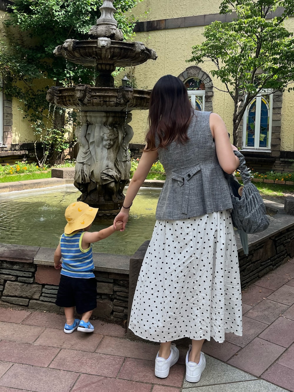 その他のワンピース、ブラック系のワンピース、シルバー系のショルダーバッグを着用したレディースの夏コーディネートの1枚目の写真