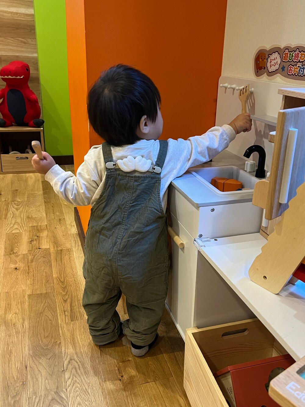 「オールインワン、ロンパース、つなぎ、つなぎコーデ、カーキ、GAP、babygap、GAPbaby、ＨＭ、ベビー、ベビーコーデ、ベビーファッション、ベビー服、男の子、男の子コーデ」｜「GAPのコーデュロイ オーバーオール (ベビー)（サロペット/オーバーオール、グリーン系）」を使った、KAHOさん（レディース・170cm）の春コーディネートの1枚目の写真
