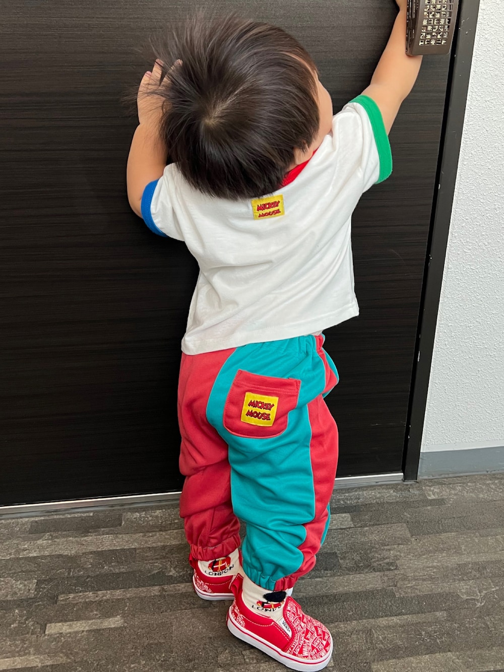 「日常に魔法を、ディズニーコーデ、ディズニー、ベビーコーデ、ベビー、ベビーファッション、ベビー服、男の子、男の子コーデ、男の子ベビー、男の子ファッション、むすこーで、むすこふく、ジャージーパンツ、ミッキー」｜「しまむらのアイテム（トップス、ホワイト系）」を使った、KAHOさん（レディース・170cm）の秋コーディネートの1枚目の写真