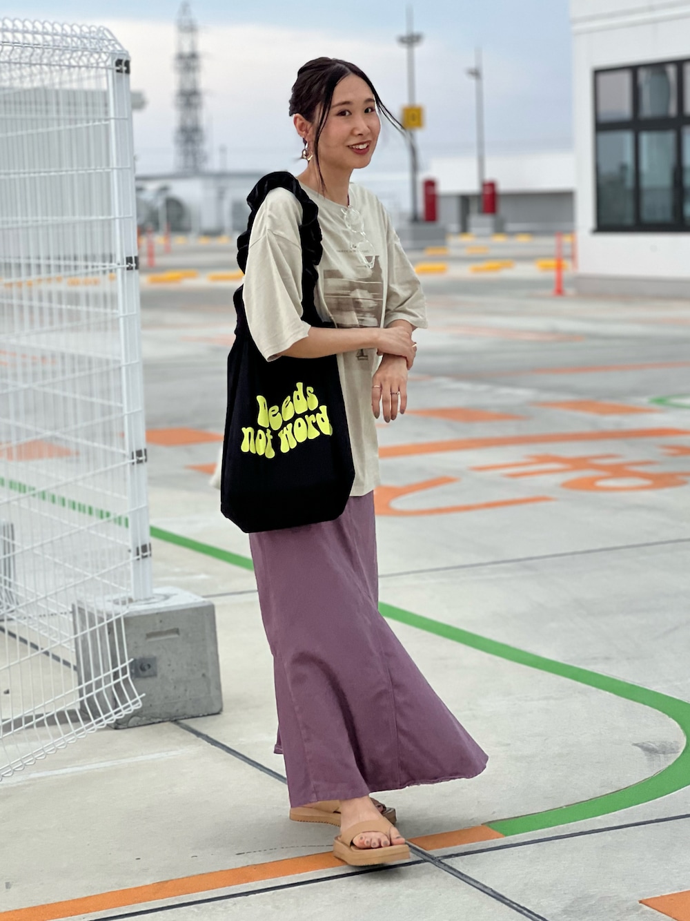 「mi via loca、ビッグシルエット、夏コーデ、マーメイドスカート、大人カジュアル、PR、シンプルコーデ、夏セールで買いました、お出かけコーデ、メガネ女子、デニム、大人女子、トートバッグ」｜「mi via locaのスケーターフォトプリントBIGTシャツ（Tシャツ/カットソー、グリーン系）」を使った、あみぃさん（骨格ウェーブ・レディース・161cm）の夏コーディネートの1枚目の写真