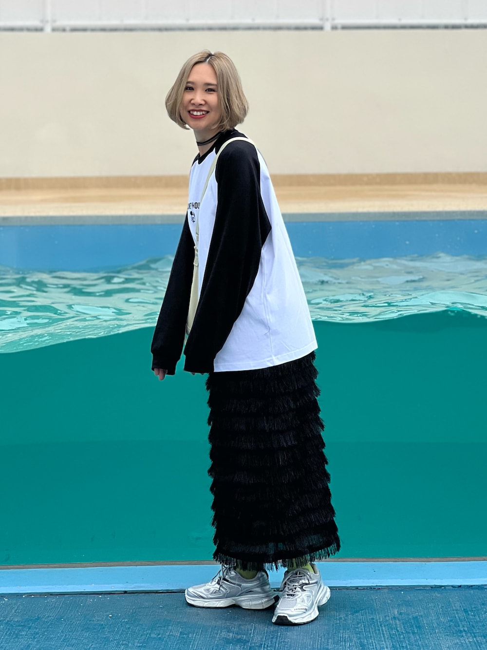 「春めき満開コーデ、モノトーン、お出かけコーデ、休日スタイル、confirm、ロンT、Disny、ミッキー、プリントT、Tシャツ、ワンピース、レイヤードスタイル、ショルダーバッグ、スニーカー、スポーツミックス」｜「ILL'Sの25SS Disney Mickey / ミッキー ヴィンテージライク レトログラフィック 古着風クラックプリント ビッグシルエット ラグランロンT カットソー メンズ レディース（Tシャツ/カットソー、ホワイト系）」を使った、あみぃさん（レディース・161cm）の春コーディネートの1枚目の写真