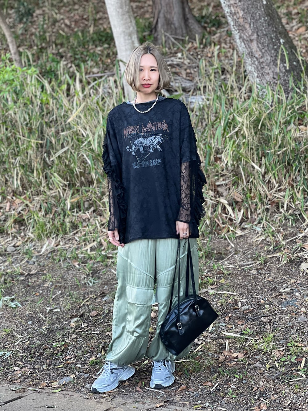 「サテンパンツ、着回しコーデ、ゆるコーデ、大人カジュアル、春コーデ、スニーカー、シアートップス、お出かけコーデ、休日スタイル、ラフ、スポーツミックス」｜「FREE'S MARTの◆硫化染めビッグロックＴシャツ（Tシャツ/カットソー、ブラック系）」を使った、あみぃさん（レディース・161cm）の春コーディネートの1枚目の写真