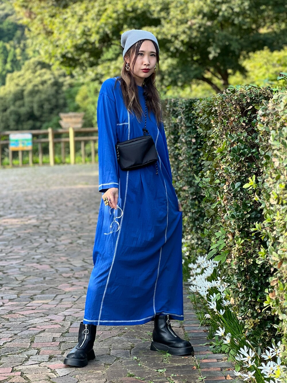 「PR、mi via loca、ロングワンピース、ワンピース、秋コーデ、秋服準備はじめました、メガネ女子、シンプルコーデ、お出かけコーデ、ワッチ」｜「mi via locaの配色ステッチワンピース（ワンピース、ブルー系）」を使った、あみぃさん（骨格ウェーブ・レディース・161cm）の秋コーディネートの1枚目の写真