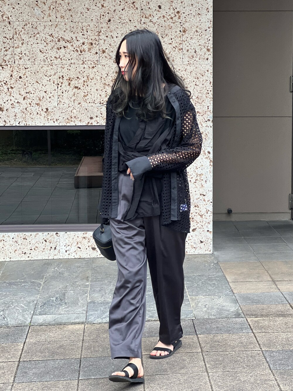 「mi via loca、シャツスタイル、メッシュ、モード、休日スタイル、お出かけコーデ、ブラック、ブラックコーデ、黒、プチプラ、シンプルスタイル、サテンパンツ、GU、アベイル、オールブラック」｜「mi via locaのメッシュバンドカラーシャツ（シャツ/ブラウス、ブラック系）」を使った、あみぃさん（骨格ウェーブ・レディース・161cm）の春コーディネートの1枚目の写真