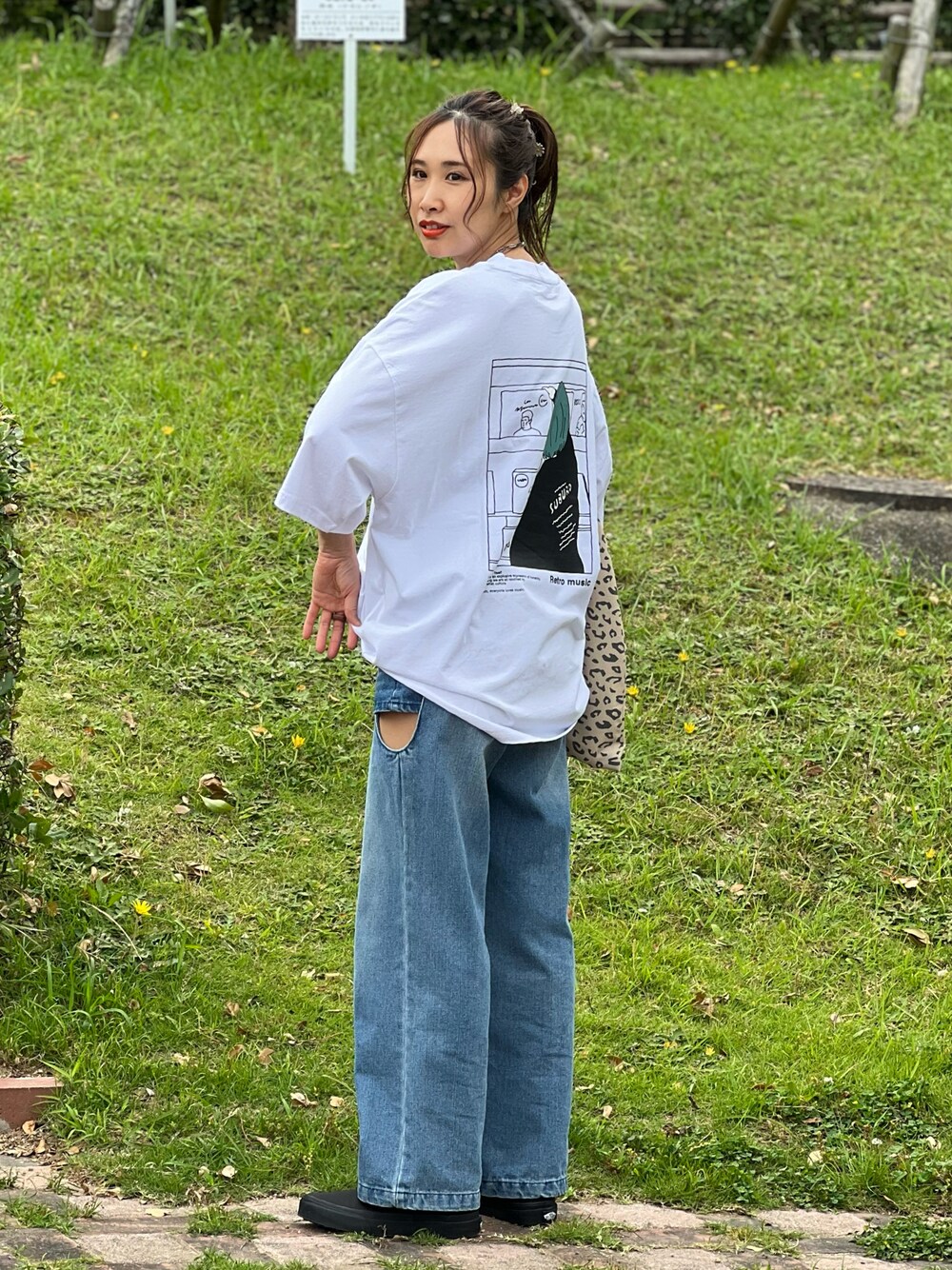 ホワイト系のTシャツ/カットソー、ブルー系のデニムパンツ、ブラック系のスニーカーを着用したレディースの夏コーディネートの1枚目の写真
