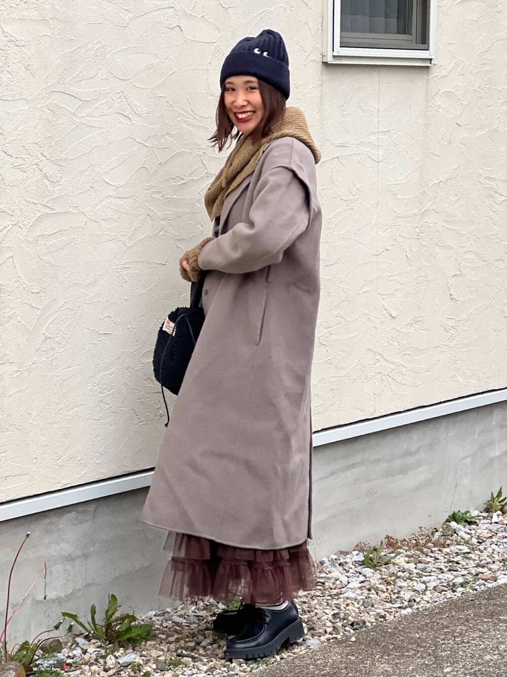 「ニット、冬アウター、コート、ロングコート、お出かけコーデ、UNIQLO、Anya Hindmarch、ニット帽、シンプルコーデ、大人かわいい、ロングスカート、ビッグシルエット、ブラウン、マイベストコーデ2023、クリスマスに着たい服」｜「ReNormのウールリバージレ2WAYコート（チェスターコート、ブラウン系）」を使った、あみぃさん（骨格ウェーブ・レディース・161cm）の冬コーディネートの1枚目の写真