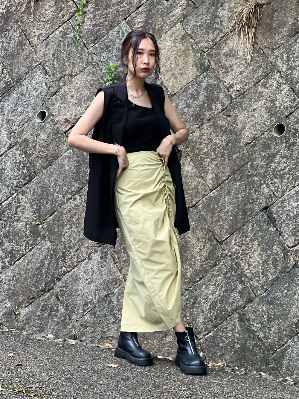 「お出かけコーデ、夏セールで買いました、大人女子、Lull、アツいコーデ全部見せ、ジレ、Hender Scheme、モード、休日スタイル、大人カジュアル、シンプルコーデ、ブーツ、初秋コーデ、骨格ウェーブ、ロングスカート」｜「Lullの【Lull / ルル】シャーリングスカート（スカート、イエロー系）」を使った、あみぃさん（骨格ウェーブ・レディース・161cm）の夏コーディネートの1枚目の写真