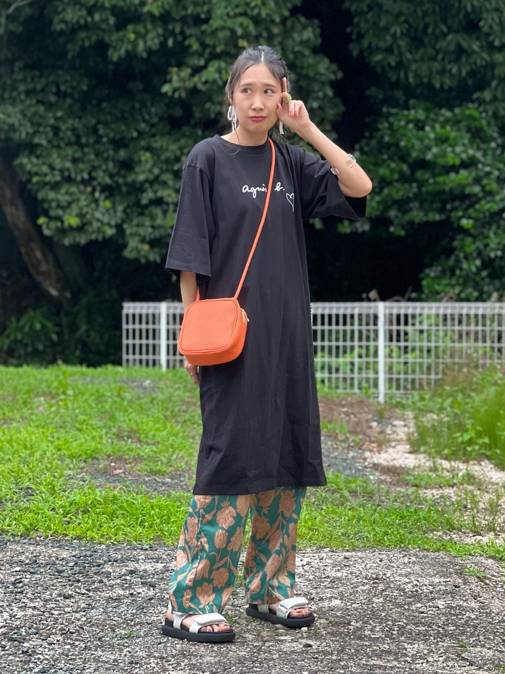 「アニエスベー、agnes b.、ロゴT、ワンピース、大人カジュアル、ラフ、ビッグシルエット、シンプルコーデ、休日スタイル、おおぶりピアス、ショルダーバッグ、夏コーデ」｜「agnes b.のWEB限定 SBX4 ROBE YOKO ワンピース（ワンピース、ブラック系）」を使った、あみぃさん（骨格ウェーブ・レディース・161cm）の夏コーディネートの1枚目の写真