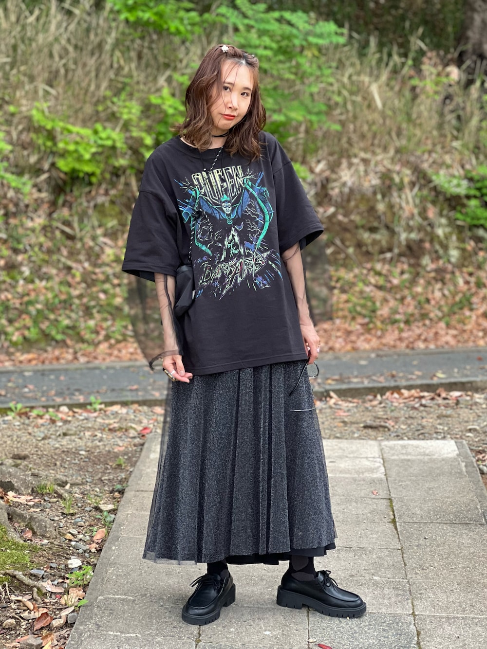 ブラック系のTシャツ/カットソー、ブラック系のシャツ/ブラウス、ブラック系のワンピースを着用したレディースの春コーディネートの1枚目の写真