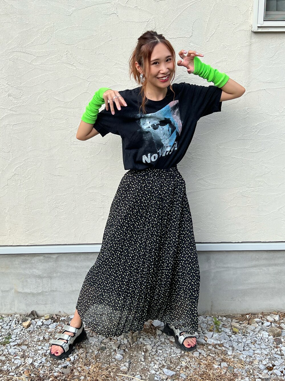 「夏のTシャツフェス、アームカバー、ロングスカート、タックイン、Tシャツ、スポーツサンダル、黒コーデ、真夏のアクティブスタイル、楽チンコーデ、プチプラ、韓国ファッション、ネオンカラー、ポイントカラー、カジュアル」｜「GUのアイテム（スカート、ブラック系）」を使った、あみぃさん（レディース・161cm）の夏コーディネートの1枚目の写真