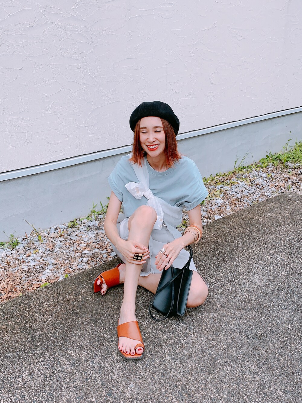 ブルー系のTシャツ/カットソー、ホワイト系のシャツ/ブラウス、ブラウン系のサンダルを着用したレディースの夏コーディネートの1枚目の写真