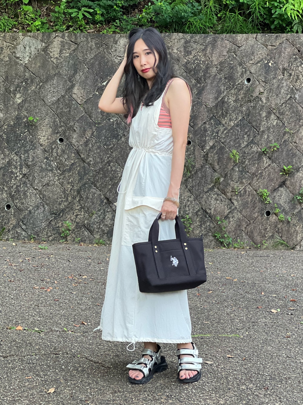 「USポロ、トートバッグ、このスタイルがお気に入り、お出かけコーデ、マルチボーダー、夏コーデ、大人カジュアル、カジュアルコーデ、ワンピース、ラフ、エクステ、キャミワンピ、シンプルコーデ、ボーダー、プチプラ」｜「U.S. POLO ASSN.の【U.S. POLO ASSN.】 ユーエスポロアッスン キャンバス ロゴトートバッグ　USPA-1862（トートバッグ、ブラック系）」を使った、あみぃさん（骨格ウェーブ・レディース・161cm）の夏コーディネートの1枚目の写真