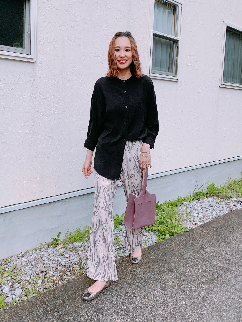 「シンプル、プチプラ、シャツコーデ、ラクチンコーデ、アベイル、odetteeodile、バンドカラーシャツ、秋服準備はじめました、きれいめカジュアル、おしゃれさんと繋がりたい、秋コーデ、柄パンツ、パンプス、パープル、じゃら女」｜「CIAOPANIC TYPYのスエード変形BAG（ハンドバッグ、パープル系）」を使った、あみぃさん（レディース・161cm）の秋コーディネートの1枚目の写真