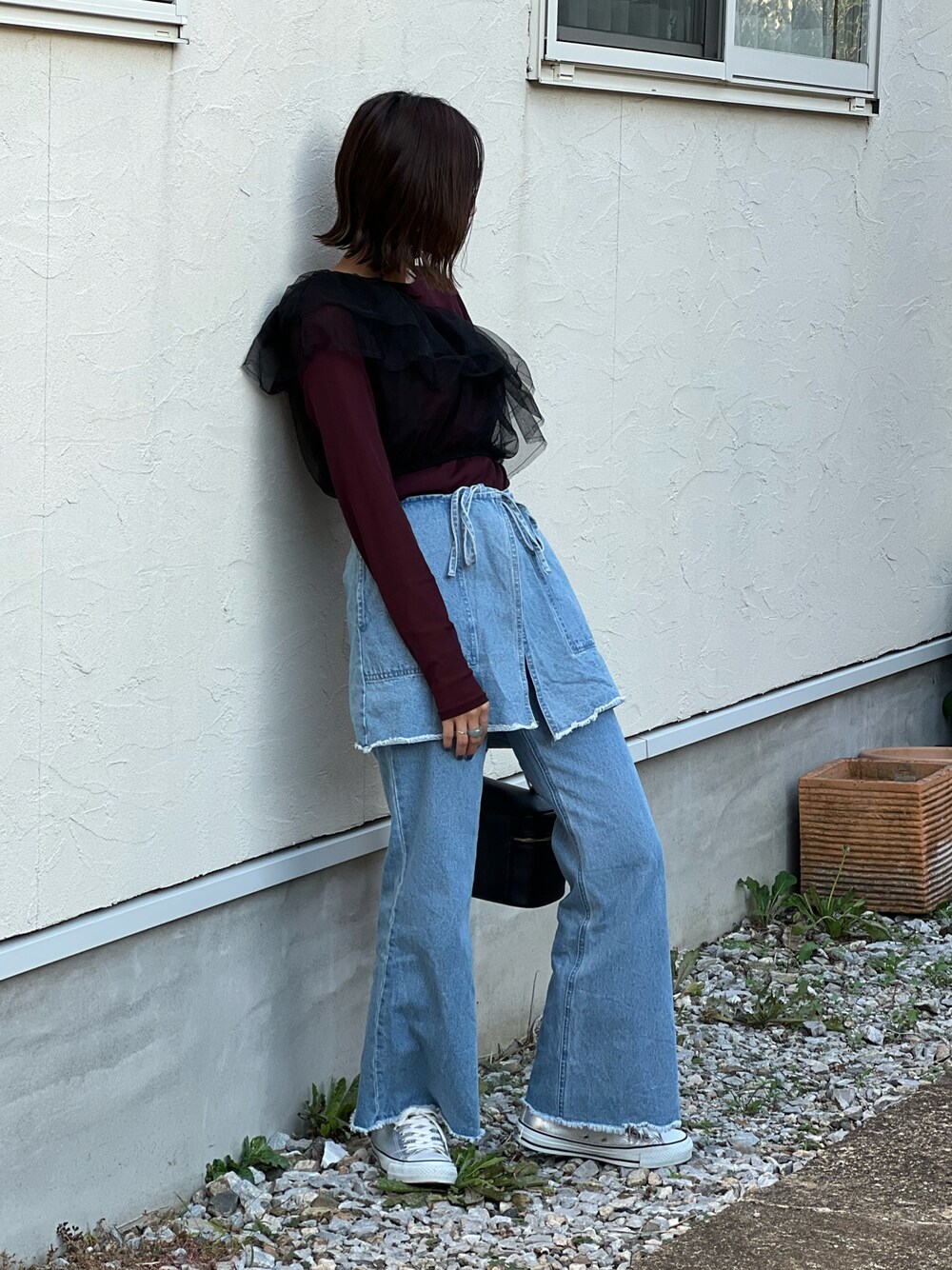 「休日スタイル、ファッションを楽しもう、ビスチェ、シアートップス、レイヤードスタイル、今日のコスメと服、プチプラ、ブラウン、デニム、スニーカー、お出かけコーデ、秋カラー」｜「hunchのクルーネックシアートップス（Tシャツ/カットソー、ブラウン系）」を使った、あみぃさん（骨格ウェーブ・レディース・161cm）の秋コーディネートの1枚目の写真
