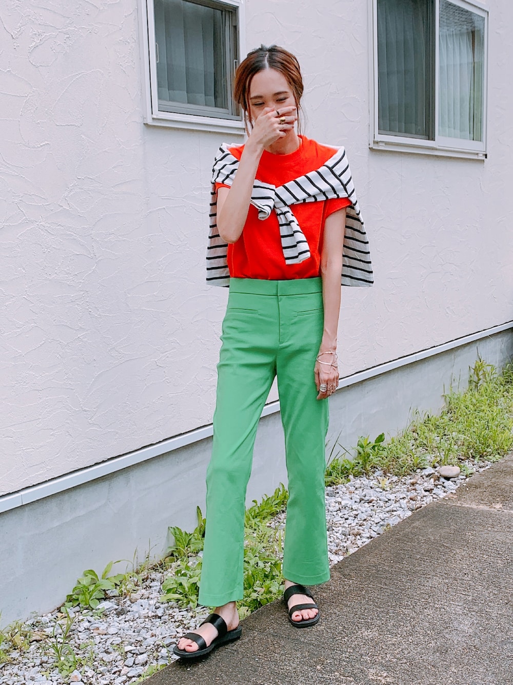 ホワイト系のTシャツ/カットソー、ホワイト系のピアス(両耳用)、ゴールド系のリングを着用したレディースの秋コーディネートの1枚目の写真