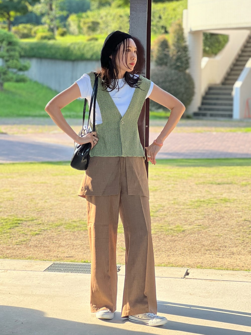 「お出かけコーデ、シンプル、スニーカー、ベスト、ビスチェ、夏コーデ、夏だ！Tシャツ着よう！、ロゴT、PR、mi via loca、カラーコーデ、チェック、白Tシャツ」｜「mi via locaの【2WAY】チェック柄シャーリング ビスチェ・ベスト（ベスト、グリーン系）」を使った、あみぃさん（骨格ウェーブ・レディース・161cm）の夏コーディネートの1枚目の写真