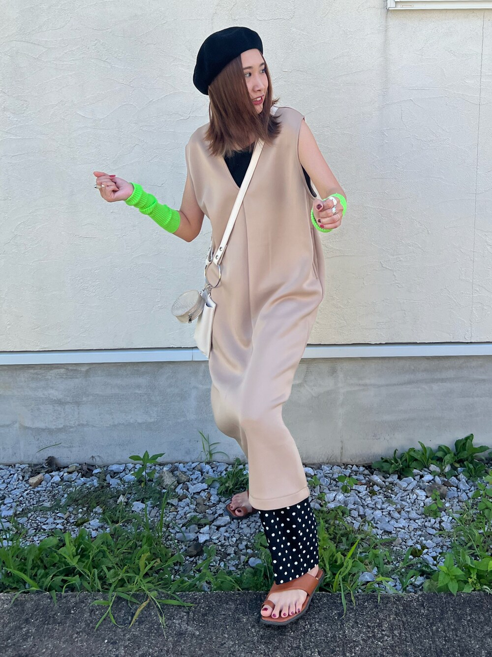 ブラック系のその他パンツ、ベージュ系のワンピース、ブラウン系のサンダルを着用したレディースの夏コーディネートの1枚目の写真