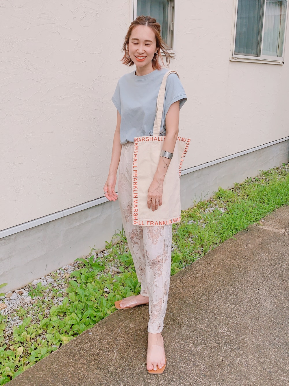 ブルー系のTシャツ/カットソー、ホワイト系のその他パンツ、その他のサンダルを着用したレディースの夏コーディネートの1枚目の写真