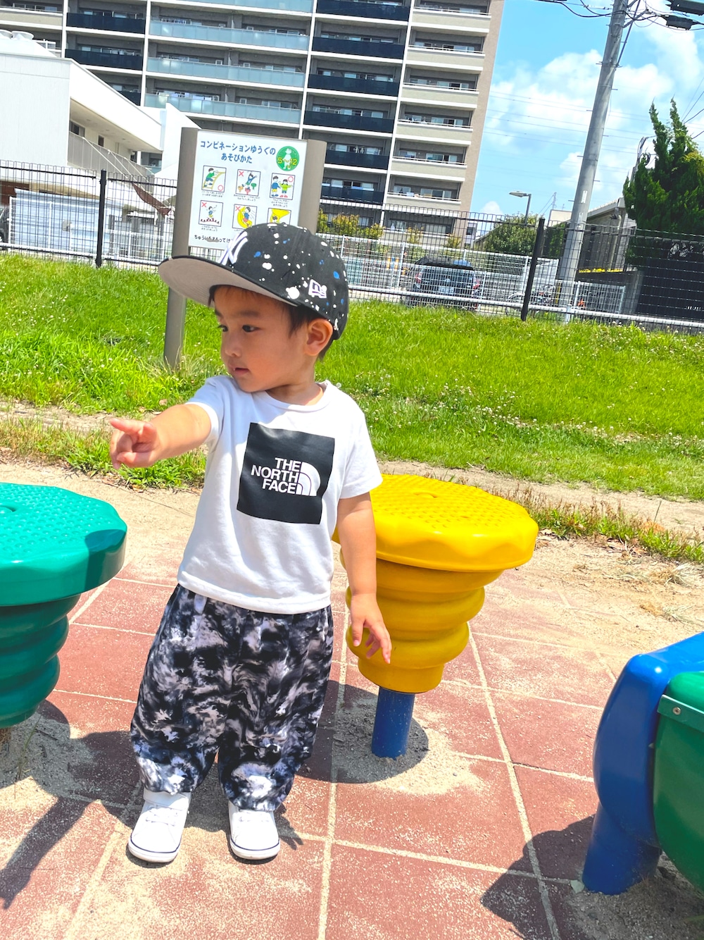 「公園スタイル、男の子、2歳、キッズコーデ、白黒、絞り染め」｜「THE NORTH FACEのザ ノース フェイス THE NORTH FACE B S/S Shiretoko Toko Tee(ベビーショートスリーブシレトコトコティー)（Tシャツ/カットソー、ホワイト系）」を使った、kei☆さん（キッズ・80cm）の夏コーディネートの1枚目の写真
