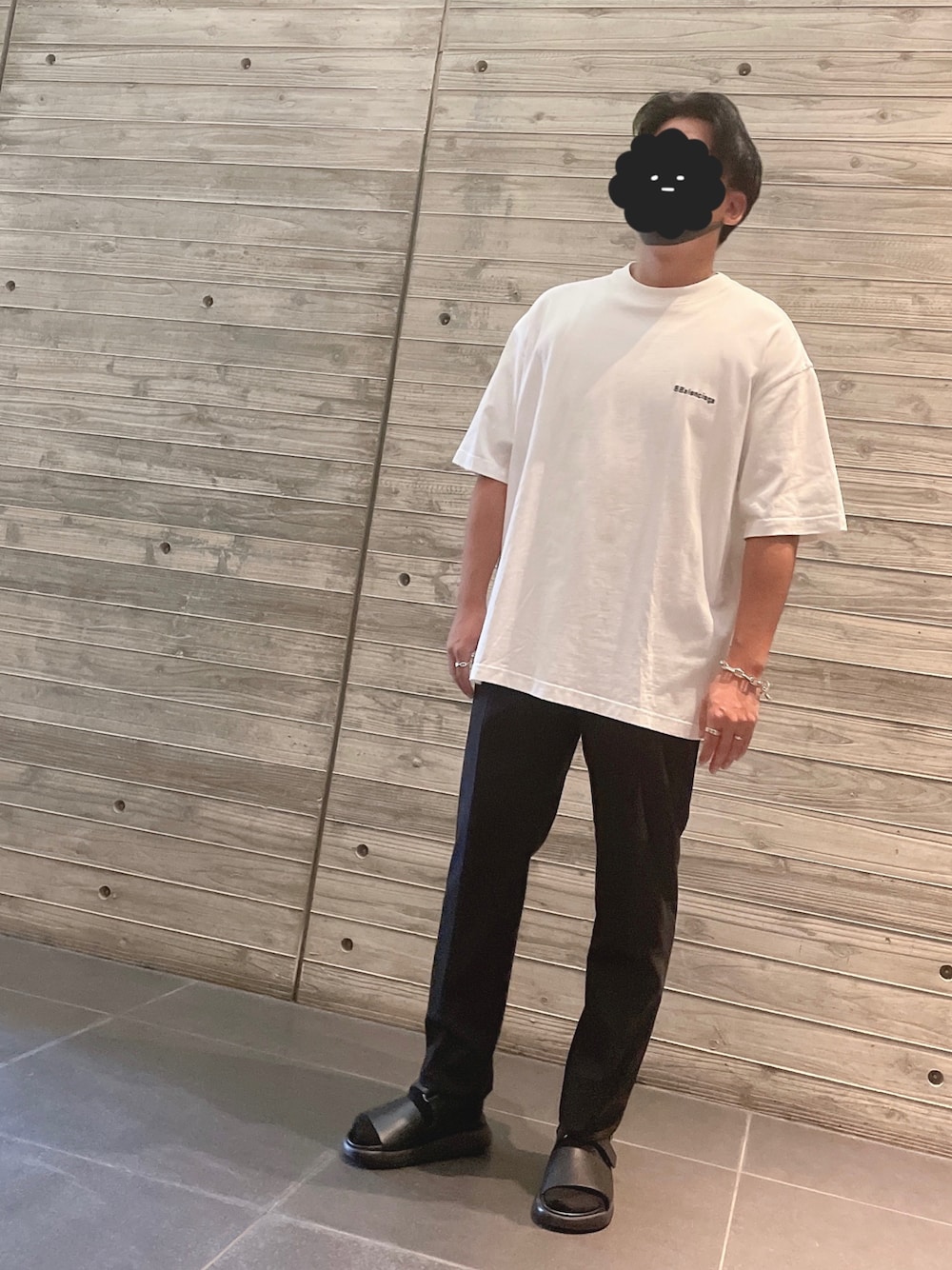 「オーバーサイズ、モノトーン、シンプルコーデ、スラックス、Tシャツ、サンダル、HERMES、BALENCIAGA」｜「BALENCIAGAのアイテム（Tシャツ/カットソー、ホワイト系）」を使った、BBさん（メンズ・171cm）の夏コーディネートの1枚目の写真