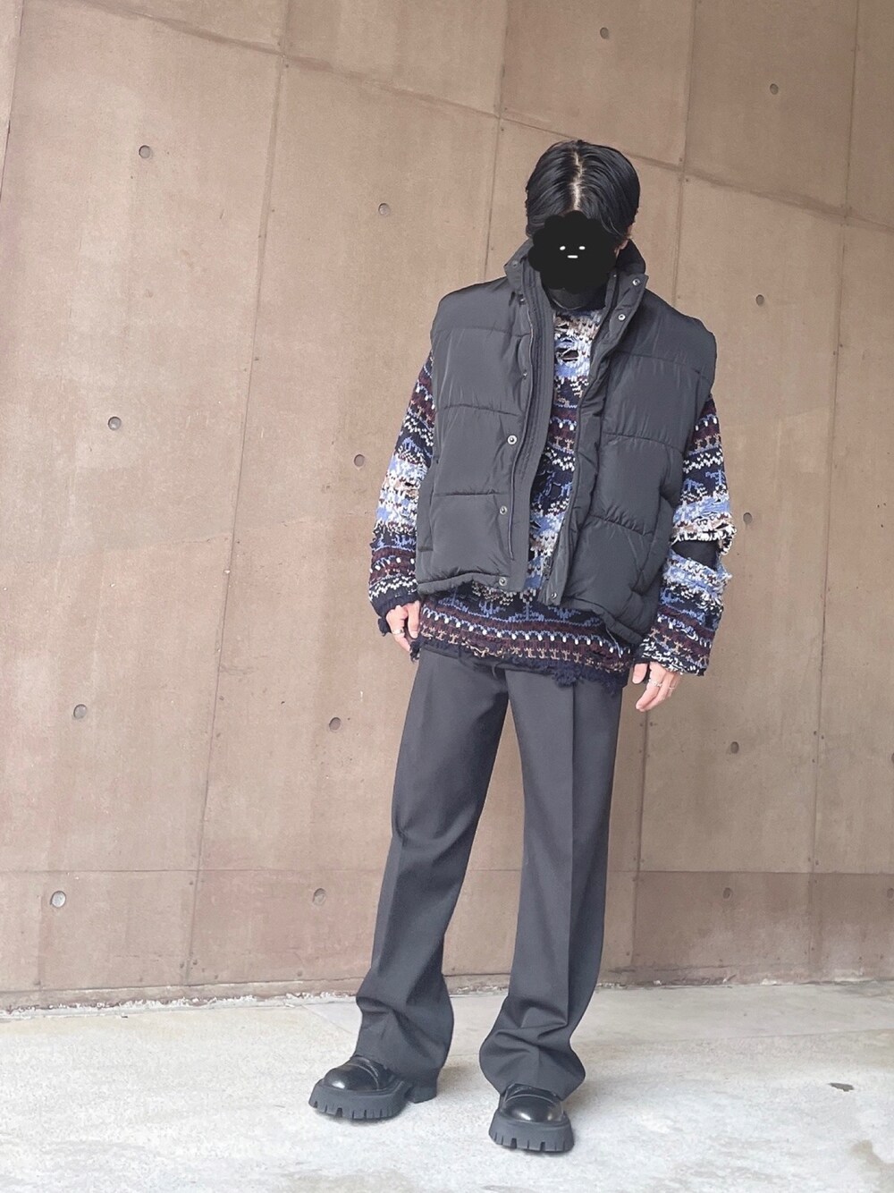 「オーバーサイズ、クリスマス、スラックス、ニット、ブーツ、ダウンベスト、グランジ、ダメージニット、BALENCIAGA、ストリート」｜「BALENCIAGAのアイテム（ダウンベスト、ブラック系）」を使った、BBさん（メンズ・171cm）の冬コーディネートの1枚目の写真