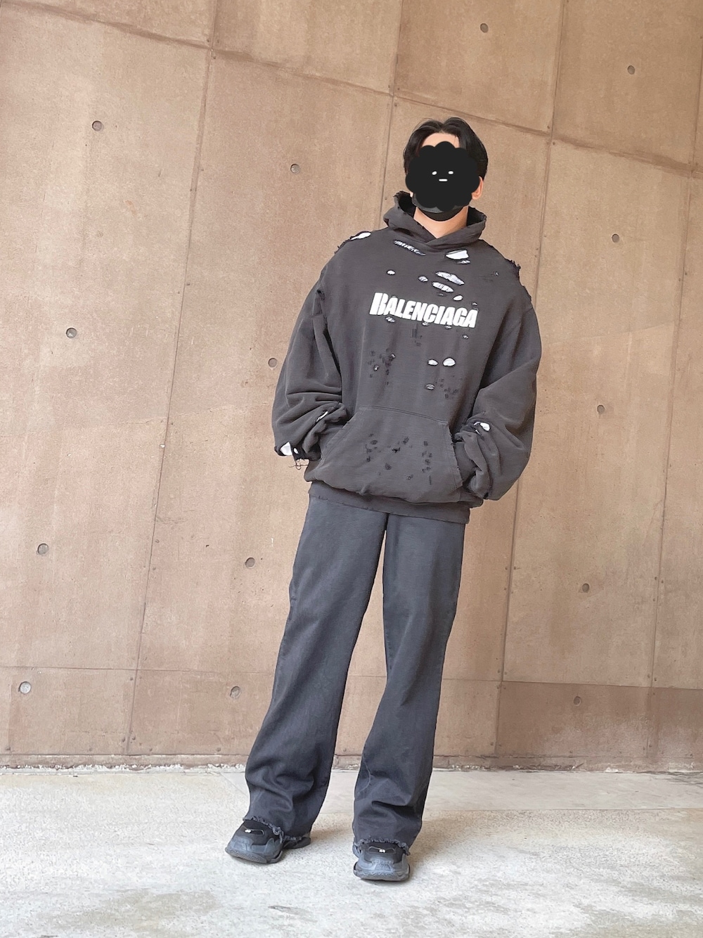 「ブラックコーデ、パーカー、フーディー、スウェットパンツ、スウェット、スニーカー、ストリート、オーバーサイズ、BALENCIAGA」｜「BALENCIAGAのアイテム（パーカー、ブラック系）」を使った、BBさん（メンズ・171cm）の秋コーディネートの1枚目の写真