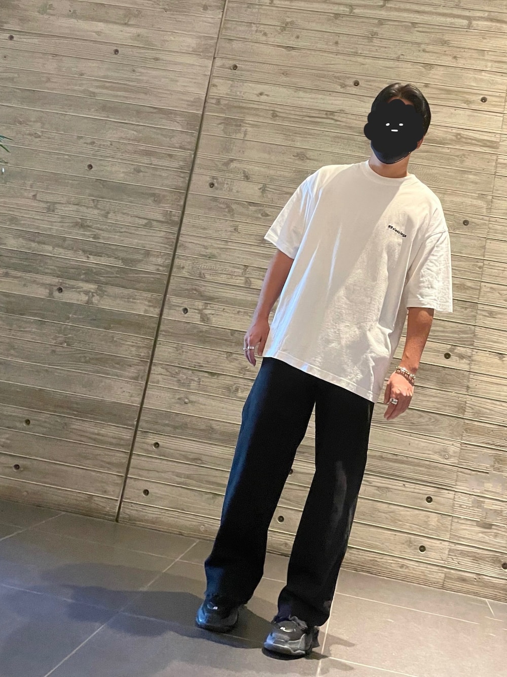 「休日スタイル、ビッグシルエット、オーバーサイズ、ストリート、スニーカー、スウェットパンツ、おしゃれさんと繋がりたい、Tシャツ、グランジ、BALENCIAGA、オトナカジュアル、ラフコーデ」｜「ZARAのアイテム（スウェットパンツ、ブラック系）」を使った、BBさん（メンズ・171cm）の秋コーディネートの1枚目の写真