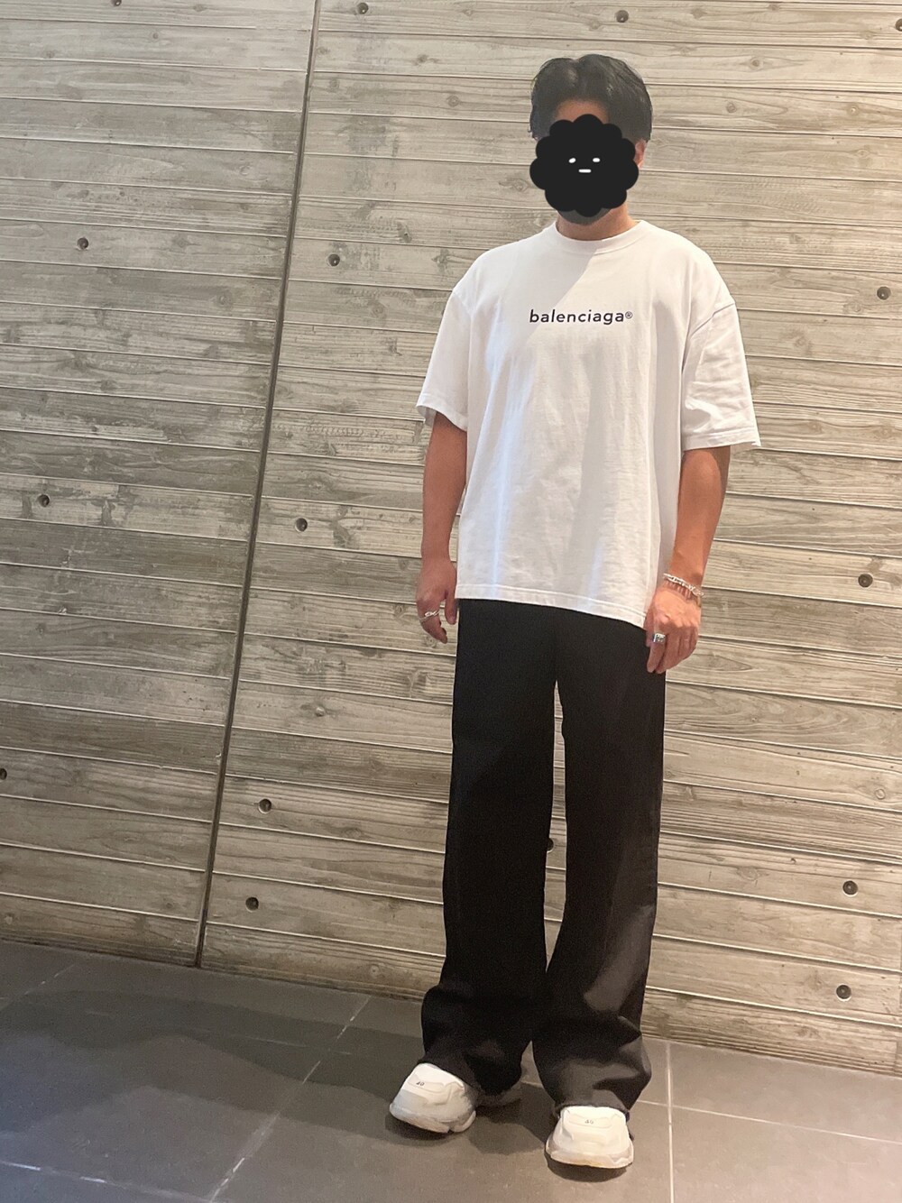 「夏コーデ、ロゴT、プチプラ、スニーカー、オーバーサイズ、ストリート、スウェット、BALENCIAGA」｜「BALENCIAGAのアイテム（Tシャツ/カットソー、ホワイト系）」を使った、BBさん（メンズ・171cm）の夏コーディネートの1枚目の写真