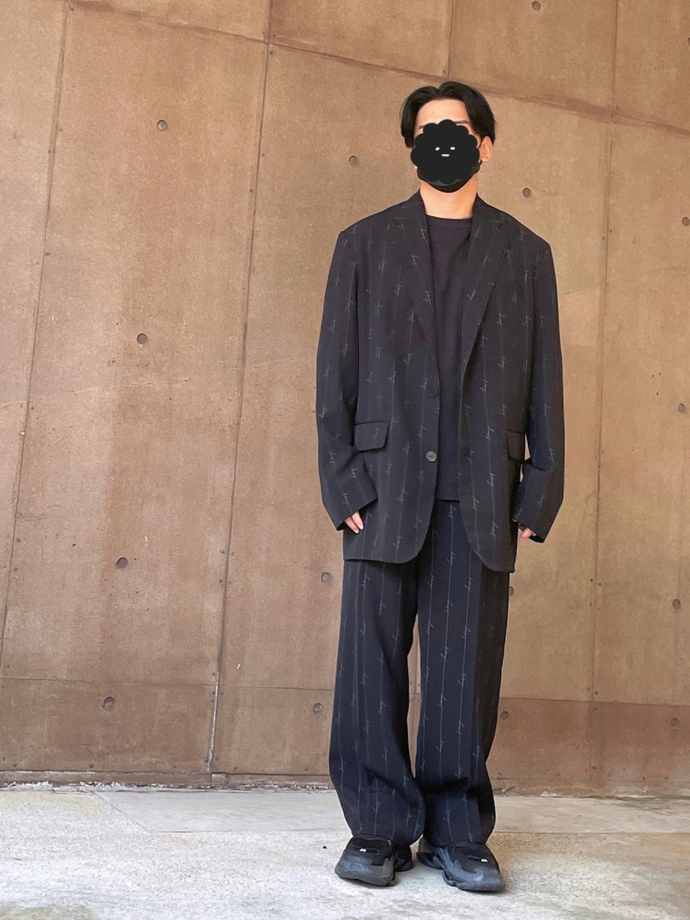 「スニーカー、ジャケット、セットアップ、ブラックコーデ、スラックス、オーバーサイズ、モードストリート、BALENCIAGA、ストリートMIX、ストリートコーデ、wearhalloween2021、テーラードジャケット」｜「BALENCIAGAのLogo blazer（テーラードジャケット、ブラック系）」を使った、BBさん（メンズ・171cm）の秋コーディネートの1枚目の写真