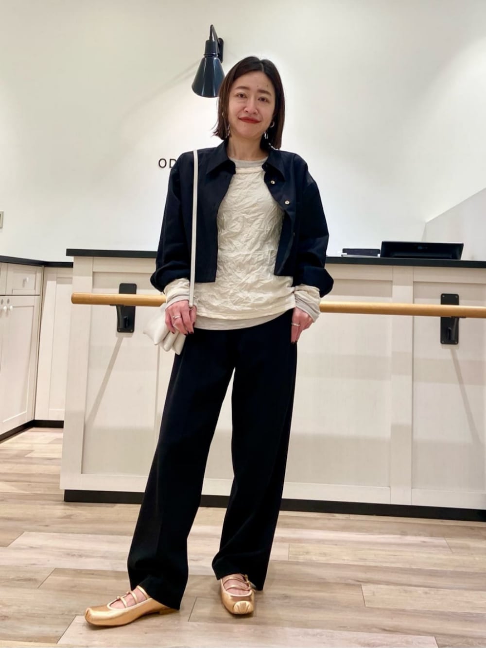 「Flat shoes styling、Pants style、モード、トレンド、リラックス、フェミニン、オータム、ODETTE E ODILE、春服、春コーデ」｜「ODETTE E ODILEのトリプルベルト フラット15↑（バレエシューズ、オレンジ系）」を使った、山本　オデット エ オディール スタッフさん（レディース・153cm）の冬コーディネートの1枚目の写真