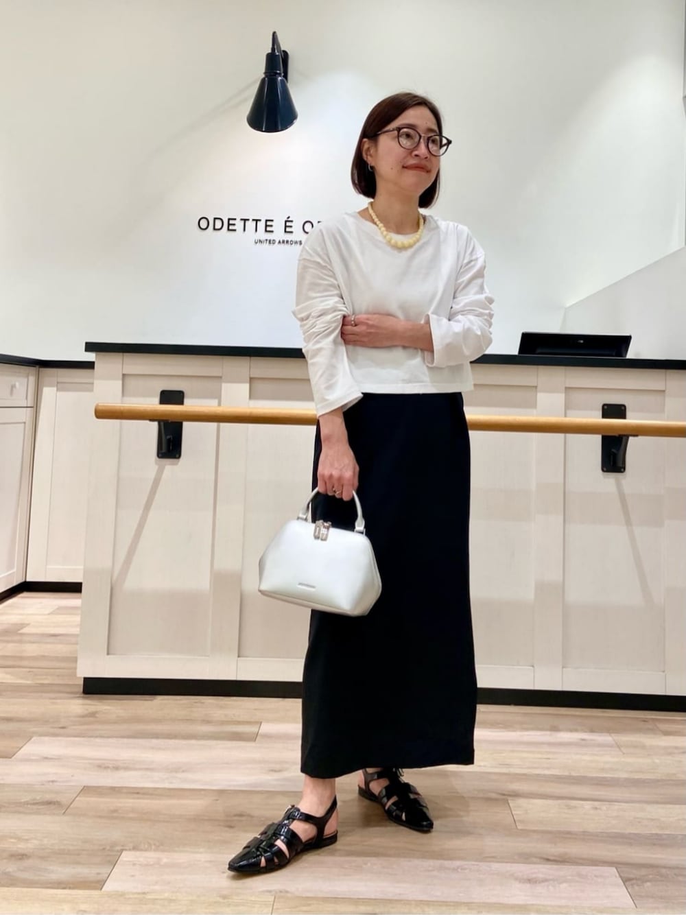 「Flat shoes styling、Skirt style、モード、リラックス、フェミニン、オータム、ODETTE E ODILE、春服、春コーデ、モノトーン、ボストンバッグ」｜「ODETTE E ODILEのダブルクロスベルト フラット10↑（パンプス、ブラック系）」を使った、山本　オデット エ オディール スタッフさん（レディース・153cm）の春コーディネートの1枚目の写真