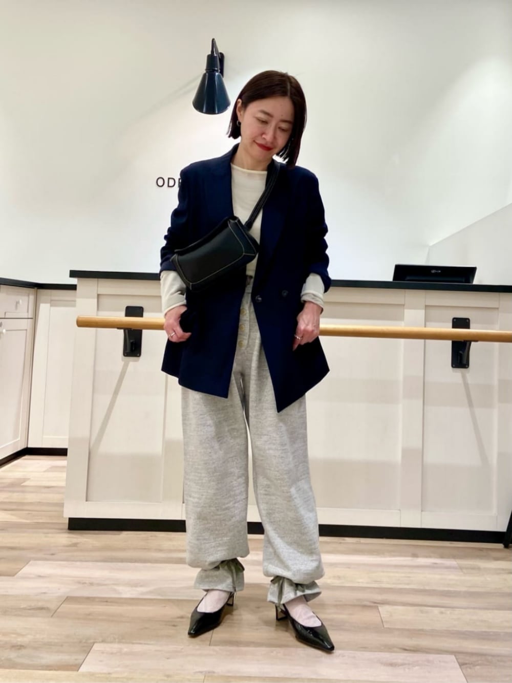 「Pumps styling、Pants style、モード、トレンド、リラックス、フェミニン、オータム、ODETTE E ODILE、春服、春コーデ」｜「ODETTE E ODILEのスクエアバックベルト パンプス40↓↑（パンプス、ブラック系）」を使った、山本　オデット エ オディール スタッフさん（レディース・153cm）の春コーディネートの1枚目の写真