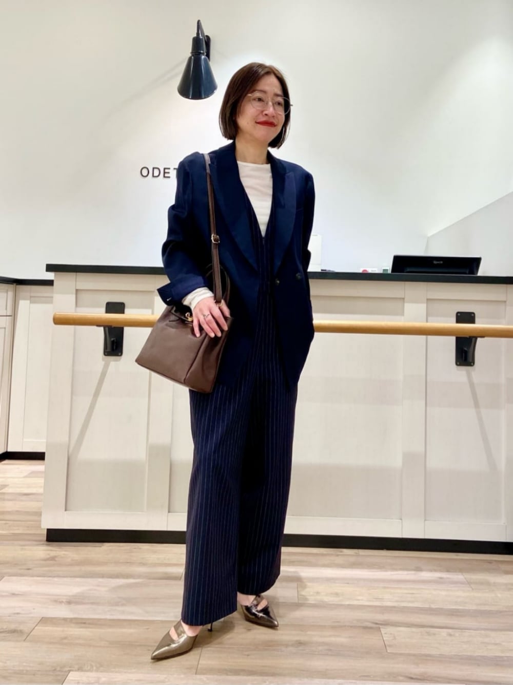 「Pumps styling、Pants style、モード、リラックス、フェミニン、ビジネス、セレモニー、オータム、ODETTE E ODILE、春服、春コーデ」｜「ODETTE E ODILEのアシンメトリーベルト パンプス45↑（パンプス、ゴールド系）」を使った、山本　オデット エ オディール スタッフさん（レディース・153cm）の冬コーディネートの1枚目の写真